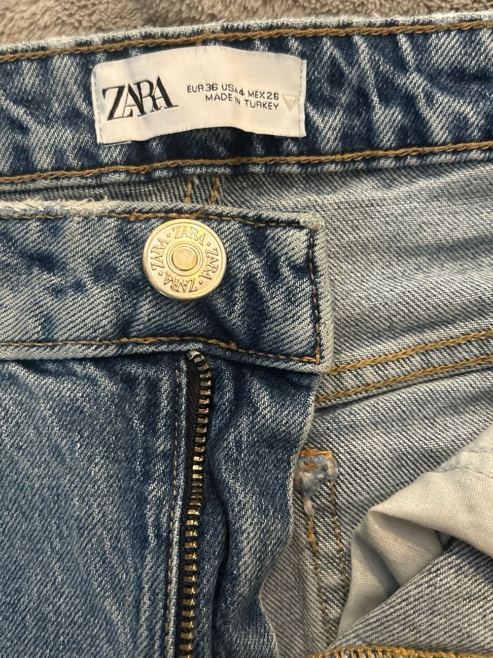 Zara Light Blue Denim Jeans with Branded Button - Picture 2 of 6